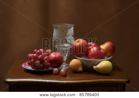Vase and fruits