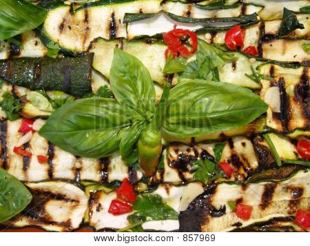 grillet courgetter og basilikum