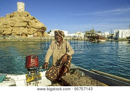 Man Offers His Ferry Services To Travelers In Sur