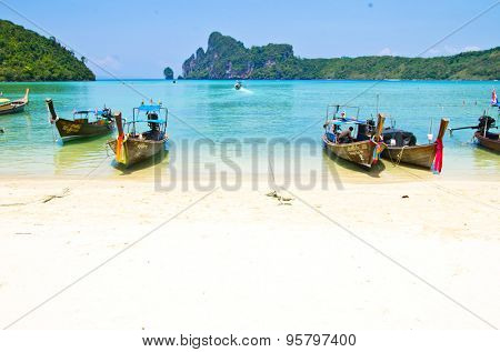  KRABI,THAILAND - FEBRUARY 25 : island famous attractions.Tourists of different countries come to visit the beautiful islands of Andaman and popular sunbathing on FEBRUARY 25 , 2012 in Krabi.