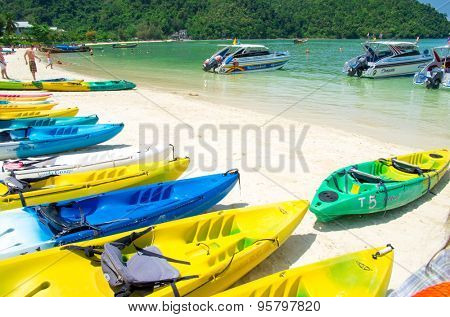  KRABI,THAILAND - FEBRUARY 25 : island famous attractions.Tourists of different countries come to visit the beautiful islands of Andaman and popular sunbathing on FEBRUARY 25 , 2012 in Krabi.