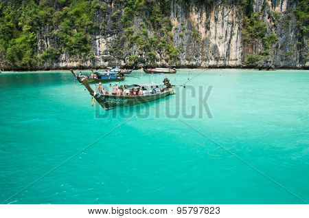  KRABI,THAILAND - FEBRUARY 25 : island famous attractions.Tourists of different countries come to visit the beautiful islands of Andaman and popular sunbathing on FEBRUARY 25 , 2012 in Krabi.