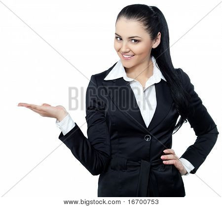 사업가 정장 outstraching에 그녀의 손에 뭔가 제시에 대 한
