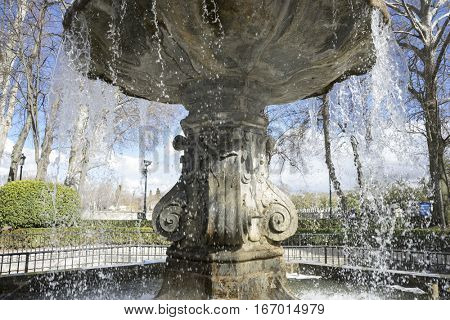 Beautiful fountains of water in the royal gardens of the palace of aranjuez in madrid, spain