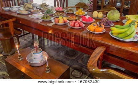 offer sacrifices to one's ancestors. Chinese New Year Day worship.