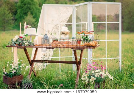 A nice wedding table decorations on the table