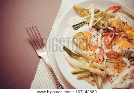 scrambled eggs with ramson on the plate