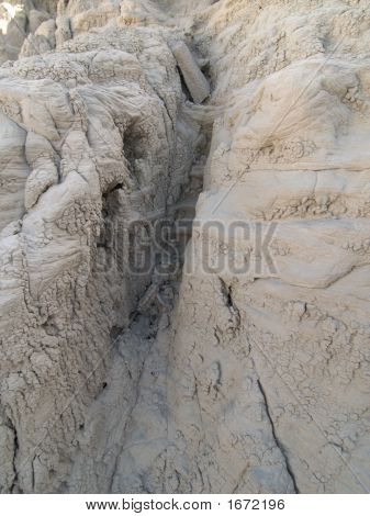 水の上を閉じる岩の形成