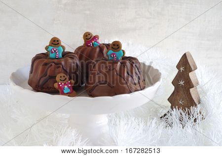 mini chocolate gugelhupf with chocolate glazing to christmas