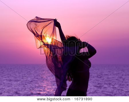 Mädchen mit Voile auf Sonnenuntergang Hintergrund.