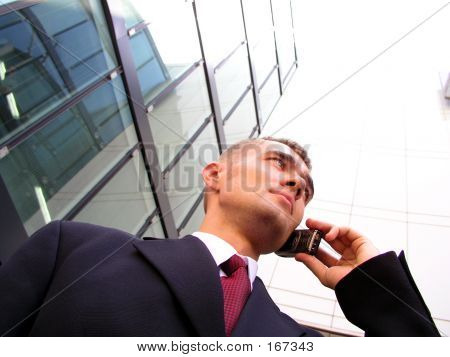 Uomo d'affari utilizzando un telefono cellulare