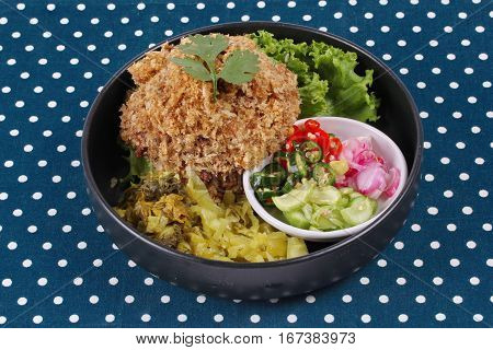 Crispy Canned Tuna  With Sliced Pickle Lettuce And Green Oak.