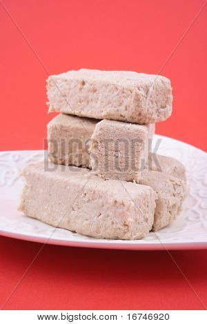 piastra di Halva dolce su sfondo rosso