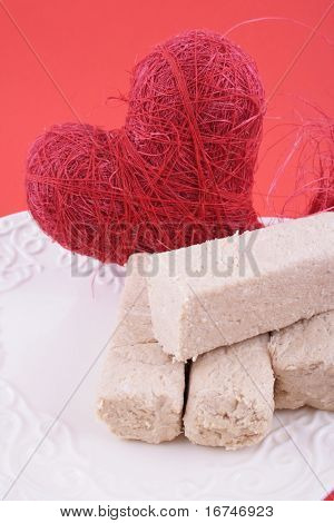 piastra di Halva dolce su sfondo rosso