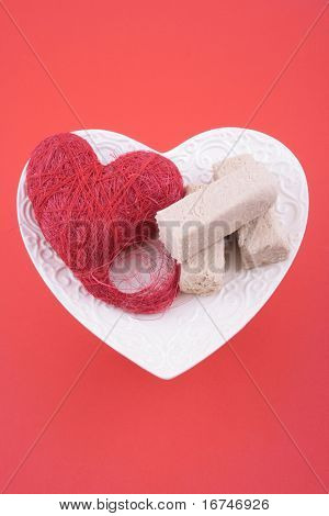 piastra di Halva dolce su sfondo rosso