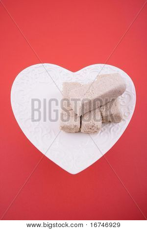piastra di Halva dolce su sfondo rosso