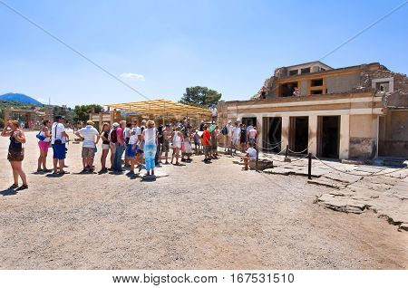 Crete,greece-july 21: Knossos Palace During The Midday Tourists Go Sightseeing On July 21,2014 On Cr