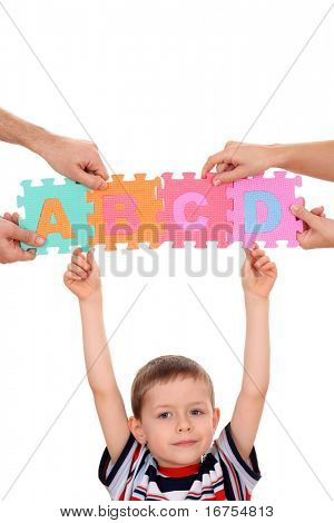 mãos segurando o quebra-cabeça com letras ABCD isoladas no branco