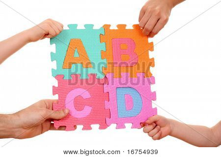 mãos segurando o quebra-cabeça com letras ABCD isoladas no branco