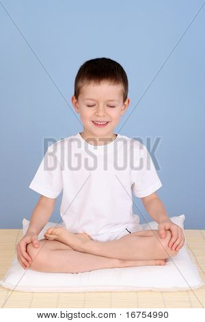 ragazzo di 6 anni rilassante su sfondo blu