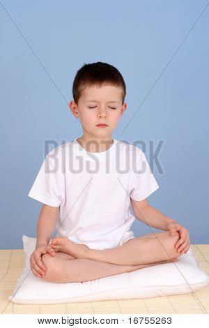 ragazzo di 6 anni rilassante su sfondo blu