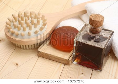 glycerine zeep fles massageolie en handdoeken