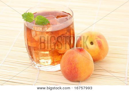 glas van fruitige ice tea perfect voor hete zomer