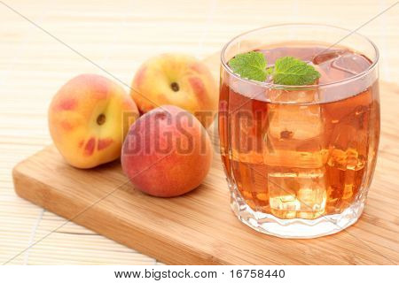 glas van fruitige ice tea perfect voor hete zomer
