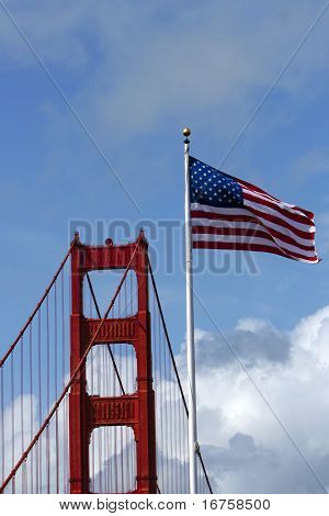 Most Golden Gate Bridge & americká vlajka