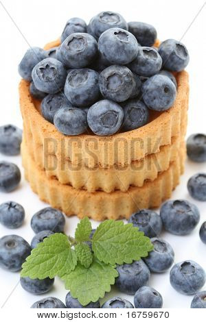küçük pasta beyaz izole taze bluberries ile