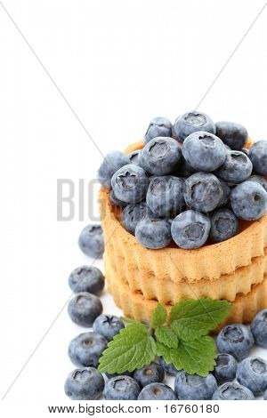 küçük pasta beyaz izole taze bluberries ile