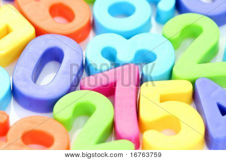 bunte Kunststoff Zahl auf weißem Hintergrund - Math-Zeit