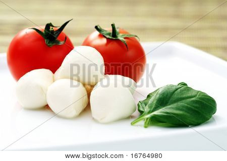 mozzarella og friske cherrytomater - mad og drikke