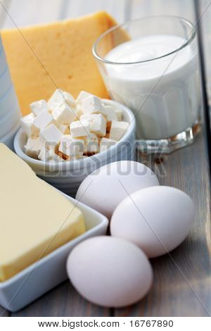 produtos de diário na mesa de madeira - comida e bebida