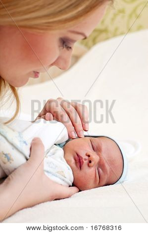 Mladé krásné matky a novorozence baby boy