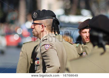 Uomo militare italiano in uniforme grigia