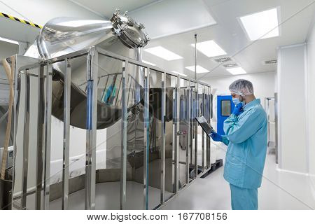 Medical Worker Is Checking The Readings