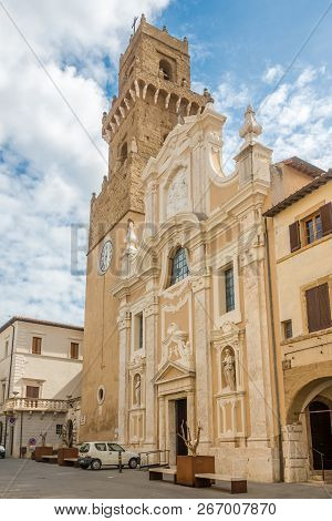 Pitigliano,italy - September 19,2018 - View At The Cathedral Of Saint Peter And Paul In Pitigliano. 