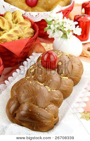 Un pane brioche dolce tradizionale, chiamato tsoureki, decorate con le uova rosse (ricetta greca)