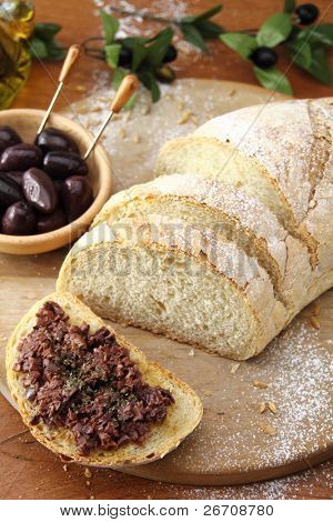 Frisches Brot mit Oliven-tapenade
