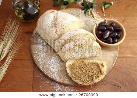 frisches Brot mit Oliven-tapenade