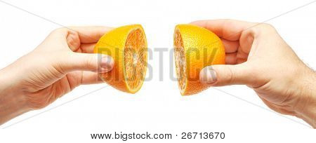 dvě ruce a oranžové plody na bílém pozadí