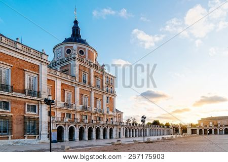Aranjuez, Spain - October 20, 2018: Royal Palace Of Aranjuez At Sunrise. It Is A Residence Of The Ki