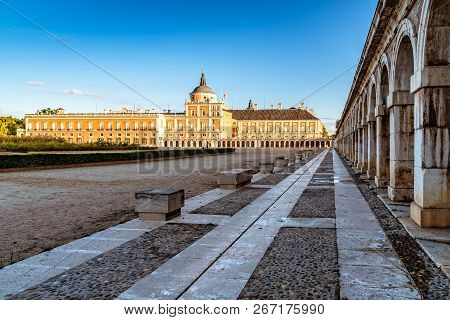 Aranjuez, Spain - October 20, 2018: Royal Palace Of Aranjuez At Sunrise. It Is A Residence Of The Ki