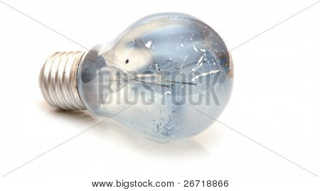 Сломанной лампочку на белом