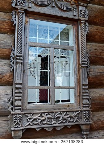 Nizhnyaya Sinyachikha - Aug 05, 2018: The Window Architraves. The Facade Of The Hut Peasant Farmstea
