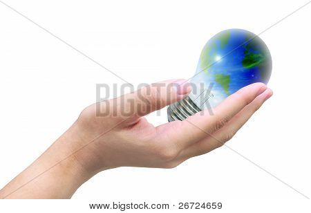 мир в лампочку на руке женщины