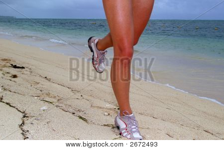Mulher correndo na praia