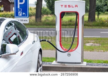 Tesla Supercharger Stations Allow Tesla Cars To Be Fast-charged