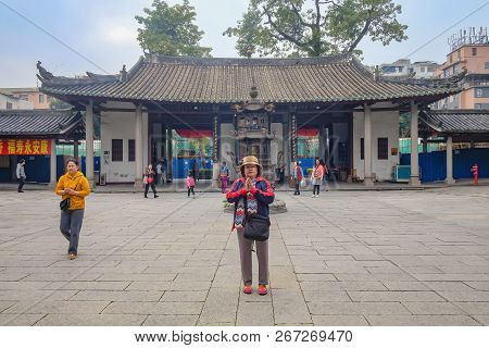 Guangzhou/china - 28 November 2015:unacquainted Chinese Or Tourist Praying For God In Guangxiao Temp